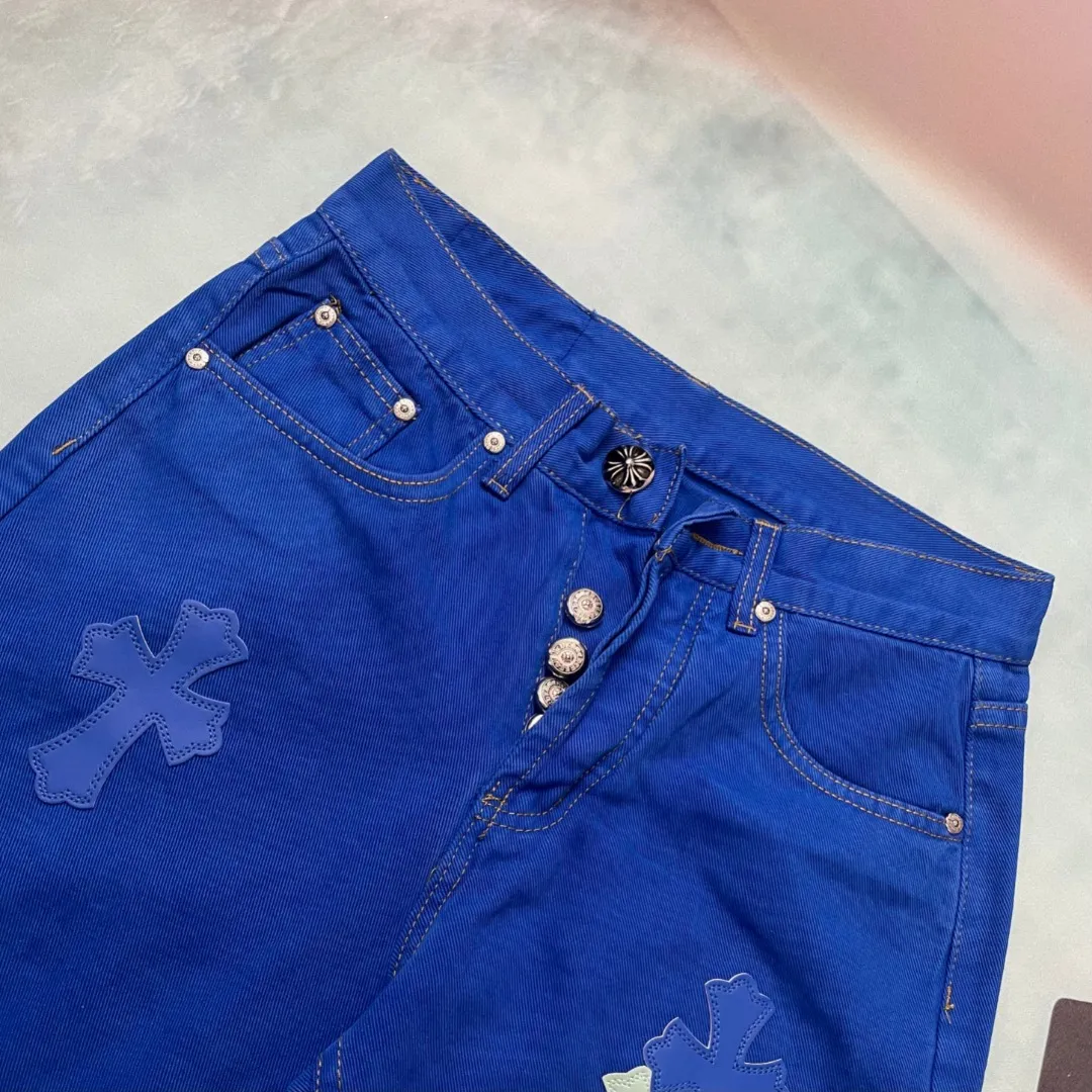 🅿️310 🔘Style No.-KL117 🔘Cro Heart𝐂𝐡𝐫𝐨𝐦𝐞 𝐇𝐞𝐚𝐫𝐭 CH Limited Dopamine Blue Patch Leather Jeans* These dopamine jeans are ridiculously handsome. Fashion trendsetters, gather your attention! This dopamine personalized jeans can be called the "nuclear weapon" of fashionable people's wear. Not only are they the same style for celebrities, they are also regarded as favorites by many fashion bloggers and their popularity remains high. The new design polishes the shape and upper body effect to the extreme. The time it takes to make one pair of pants is equivalent to making 20 pieces of short-sleeves, and the complexity of the process is beyond imagination. It is made of high-quality imported denim, which is soft to the touch, wear-resistant and has a high-end texture. In order to give it just the right color and texture, the design team repeatedly washed and proofed it. After countless attempts and adjustments, it was presented to the public in an almost perfect posture. Wearing it is not only comfortable and comfortable, but also instantly increases the eye-catching index of the outfit, making it easy to become the focus of the crowd. Whether it is daily outings or important occasions, you can easily create a fashionable atmosphere.  Size: S M L XL (28.30.32.34) Color: Blue